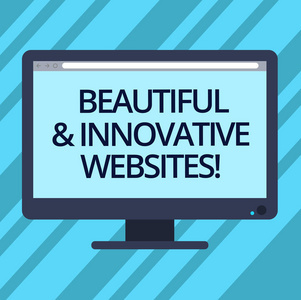 編寫文本寫作美麗和創(chuàng)新的網(wǎng)站。概念意味著有吸引力的優(yōu)秀的現(xiàn)代網(wǎng)頁(yè)空白板背后的人坐在微笑與筆記本電腦杯在辦公桌上